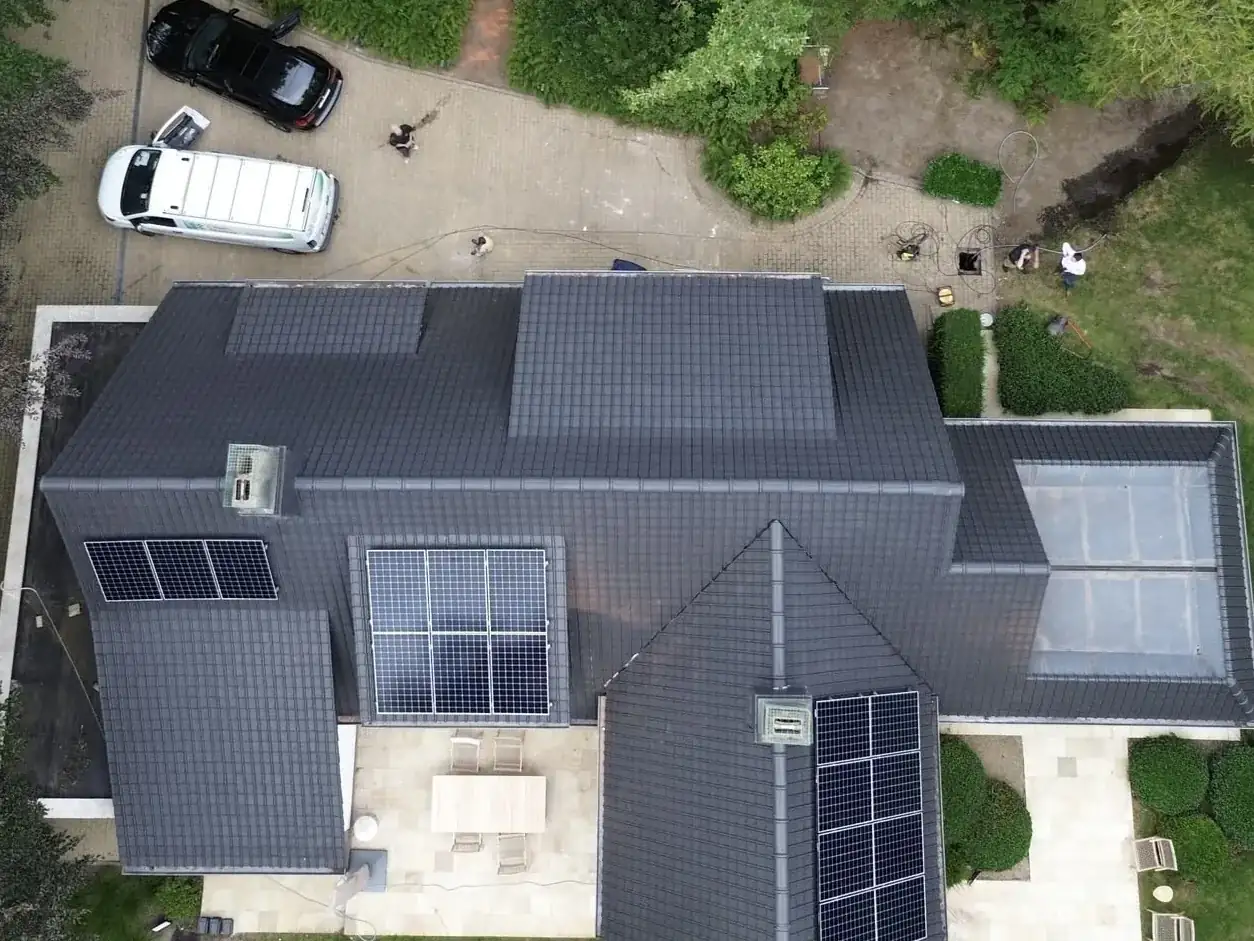 Dezelfde luchtfoto van het dak na de dakreiniging
