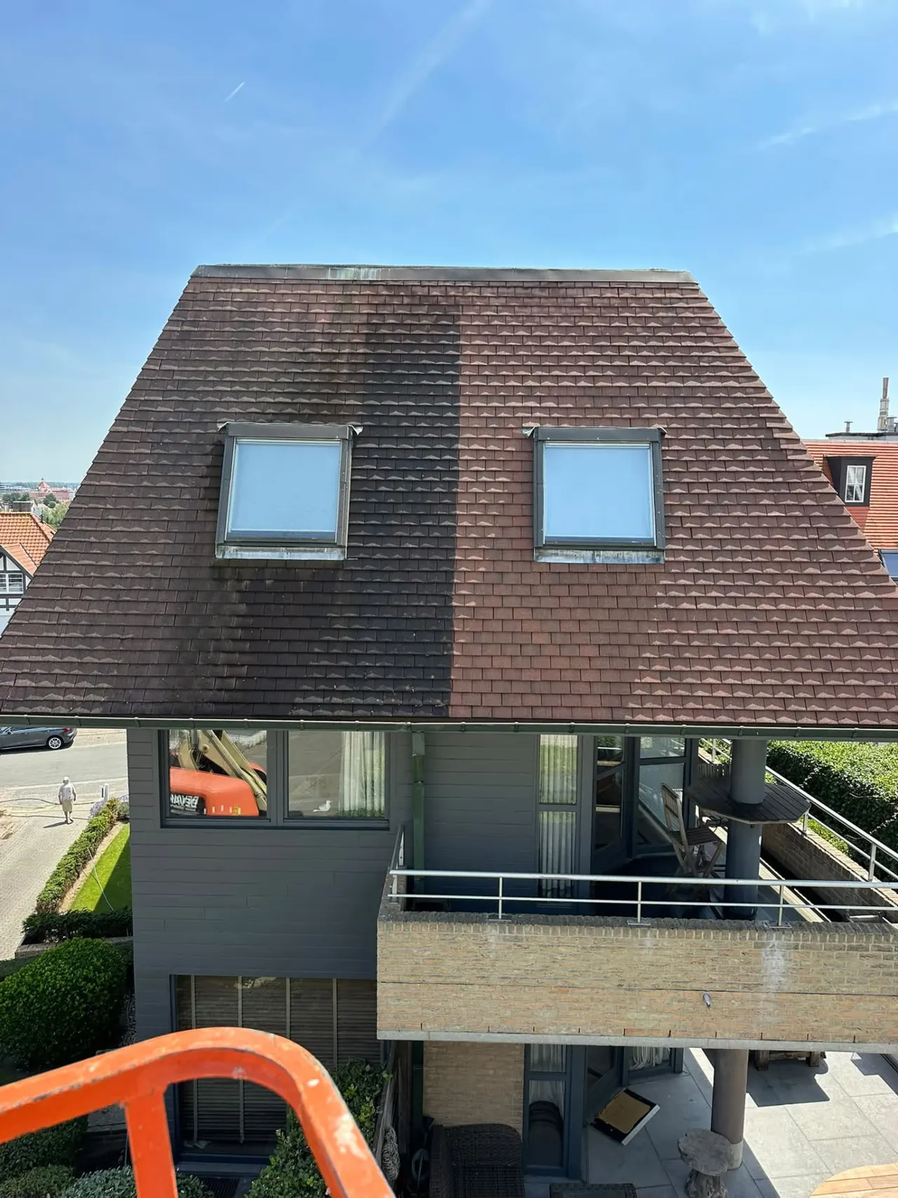 Pannendak tijdens dakreiniging, gefotografeerd vanuit de hoogtewerker