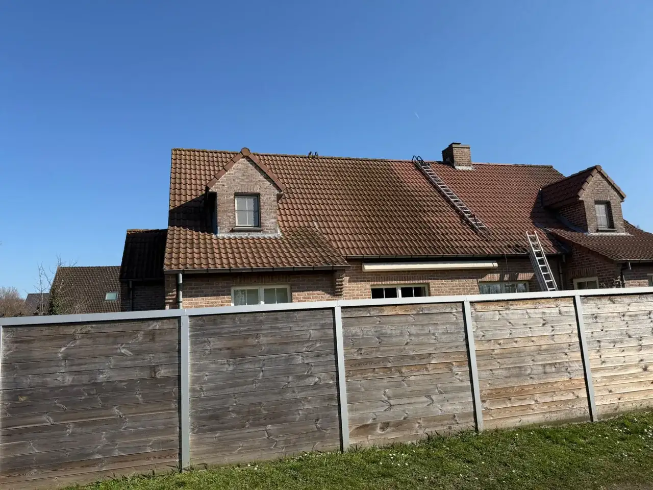 Pannendak met mos en aanslag voor dakreiniging
