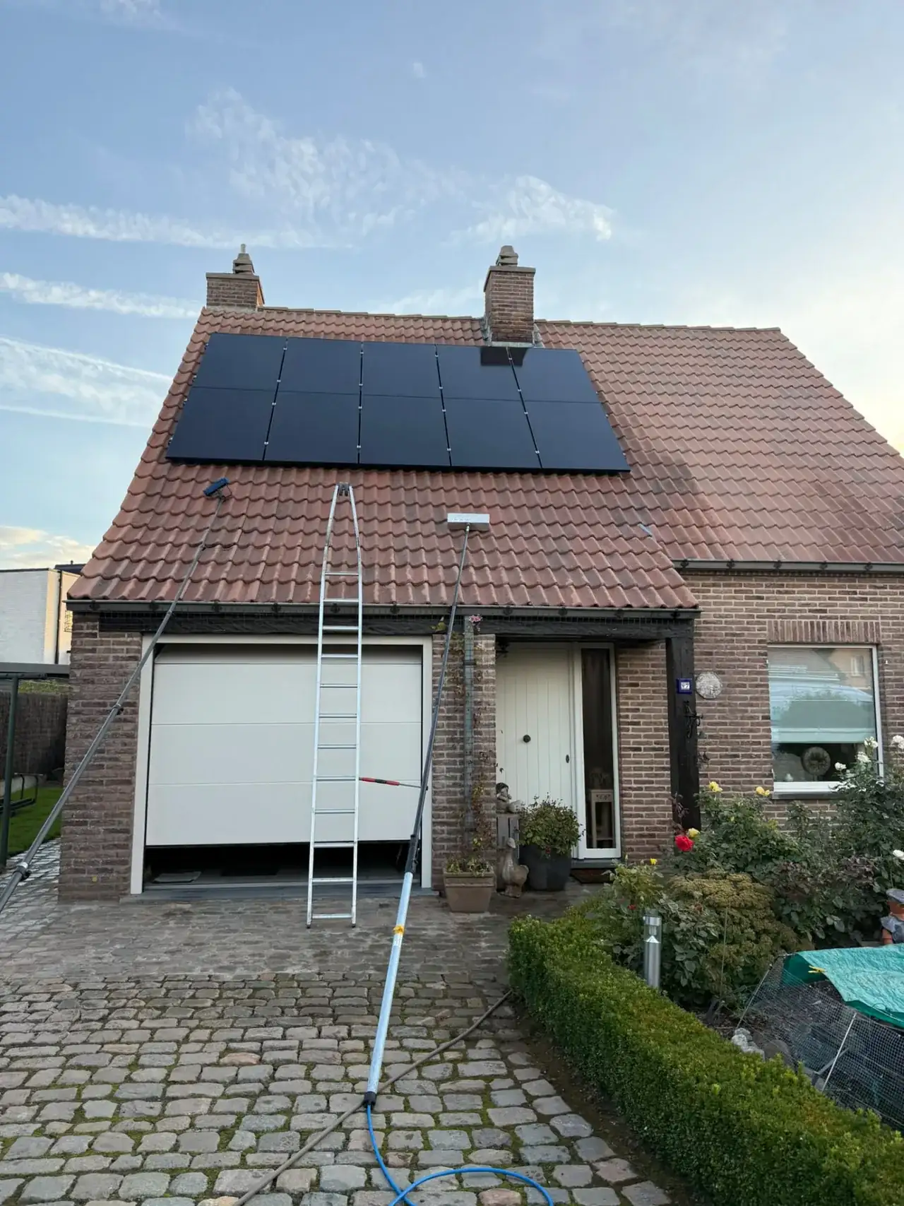 Hetzelfde dak met zonnepanelen na dakreiniging
