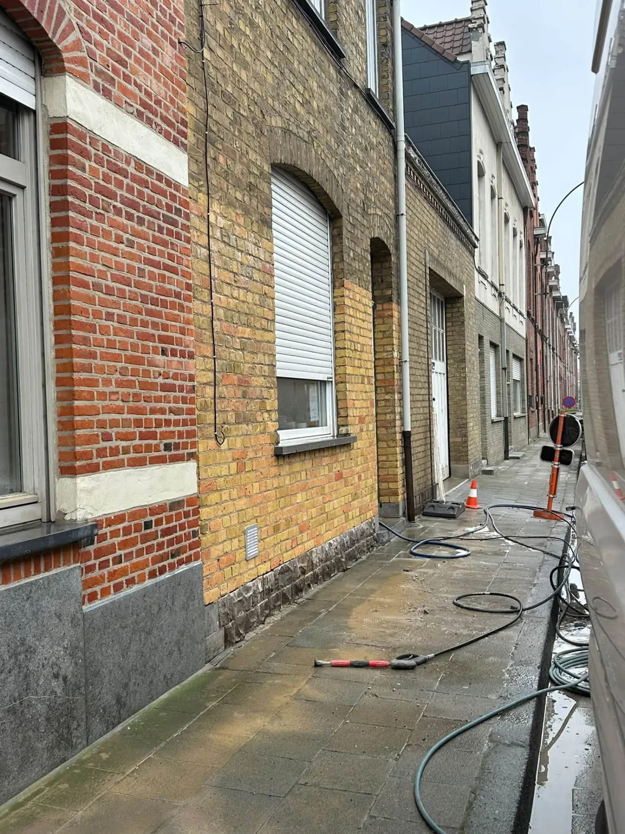 Gevelreiniging van een rijwoning tijdens de uitvoering