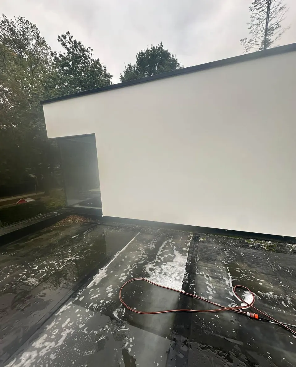 Dezelfde witte buitenmuur na reiniging