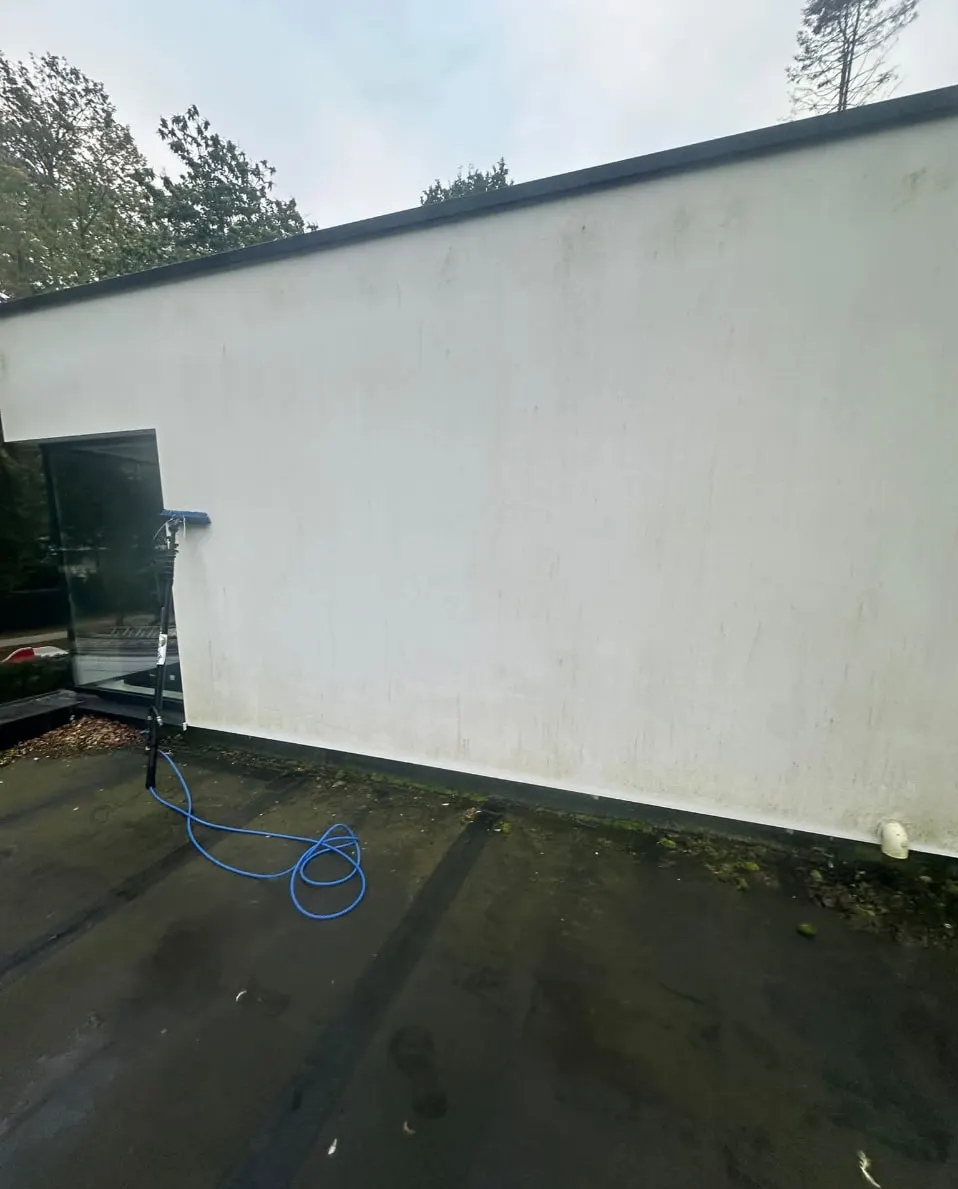 Witte buitenmuur met aanslag voor reiniging