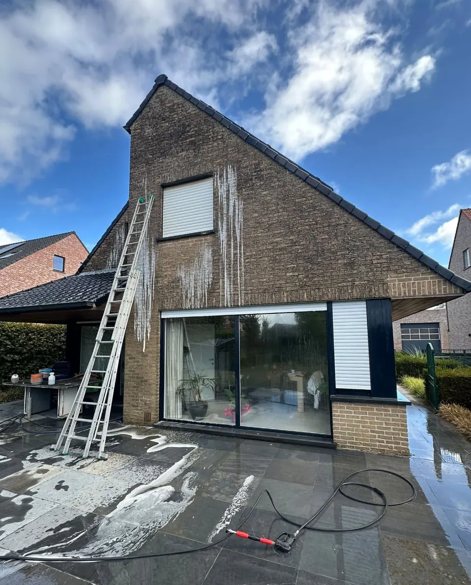Bakstenen gevel met donkere strepen voor reiniging