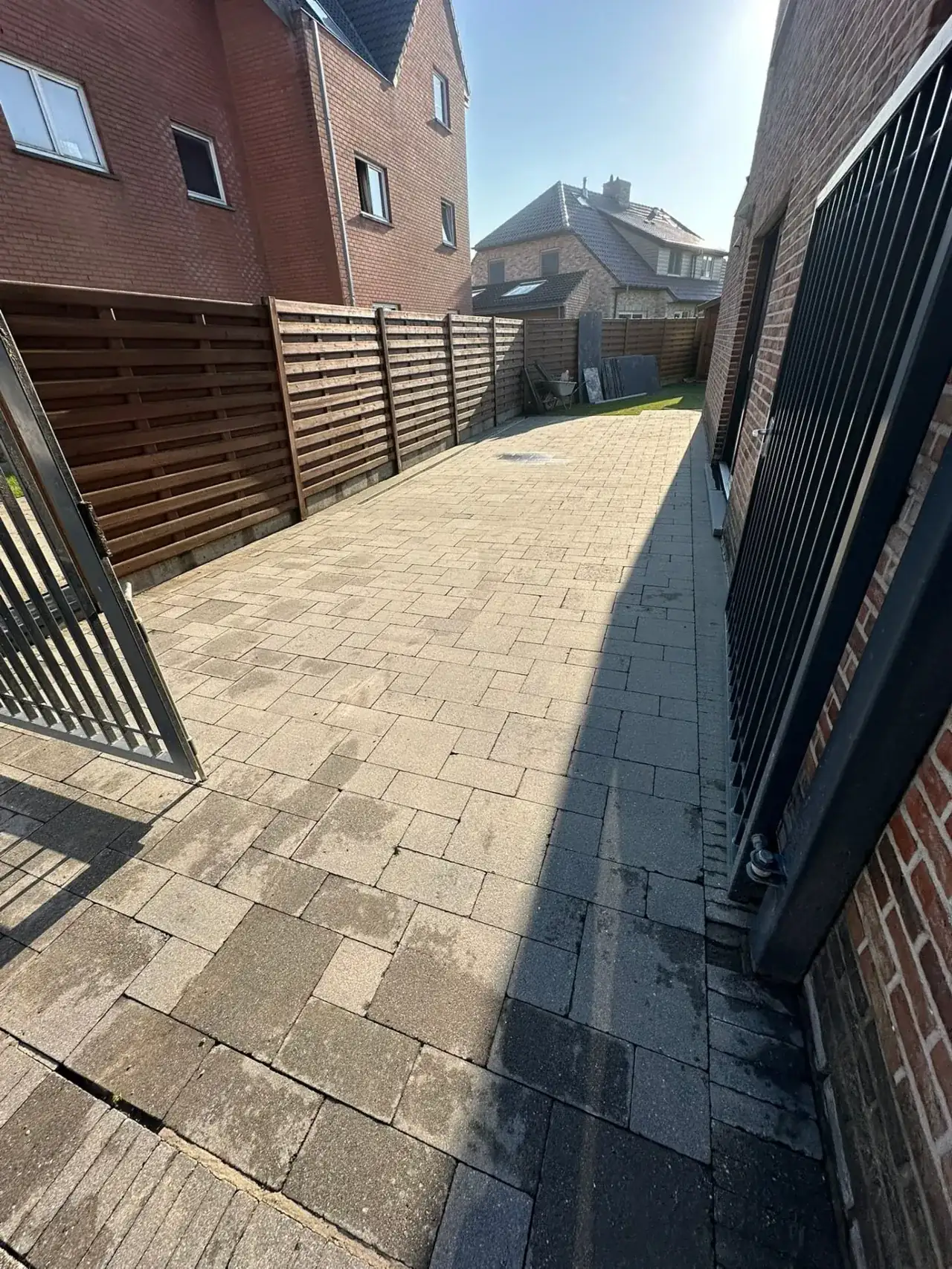 Gereinigde oprit met klinkers na de reiniging
